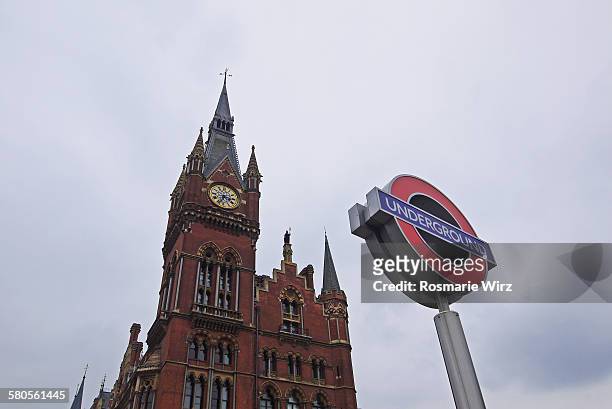 st. pancras and tube sign - london underground sign stockfoto's en -beelden