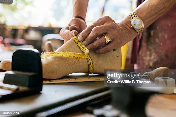 shoemaker measuring wooden shoe form - shoe repair foto e immagini stock