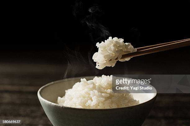 steamed rice served in bowl on wood - chopsticks 個照片及圖片檔
