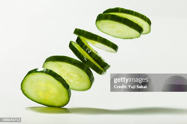 pile up sliced cucumber - cucumber photos et images de collection