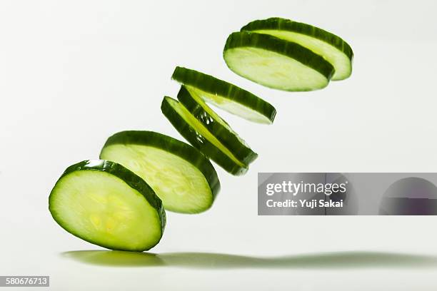 pile up sliced cucumber - piece stockfoto's en -beelden