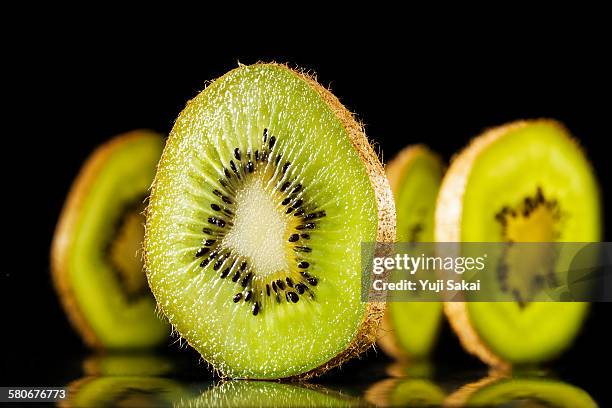 sliced key ui stands - kiwi fruit 個照片及圖片檔