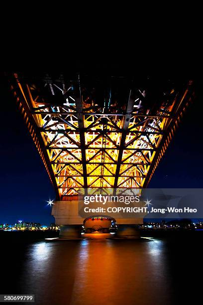 under the bridge in the night - mapo bridge photos et images de collection