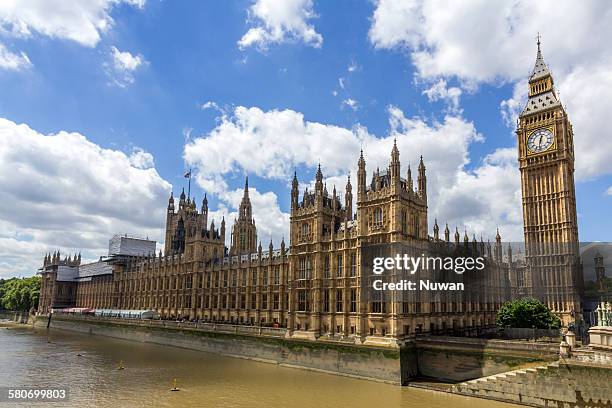 uk parliament - parlamentsgebäude regierungsgebäude stock-fotos und bilder