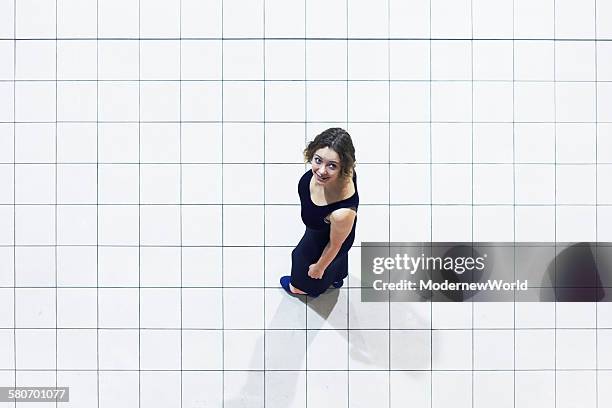 a female looking up and smiling on the grid - frau kleid stock-fotos und bilder