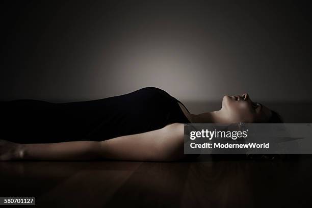 a female lying and looking up on the floor - murder photos photos et images de collection