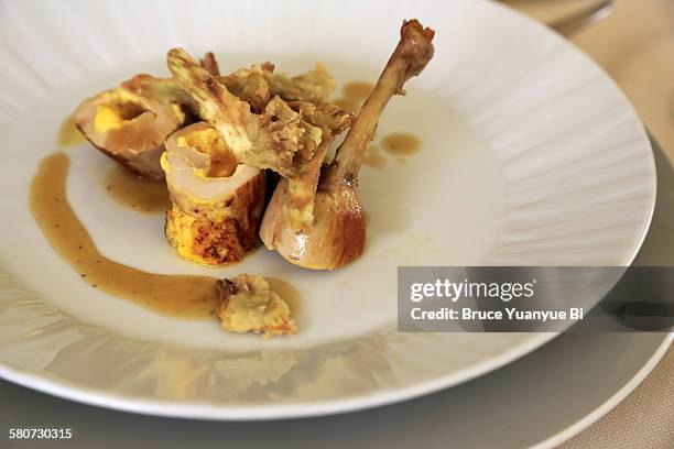 a closed up view of a guinea fowl dish - faraona comune foto e immagini stock