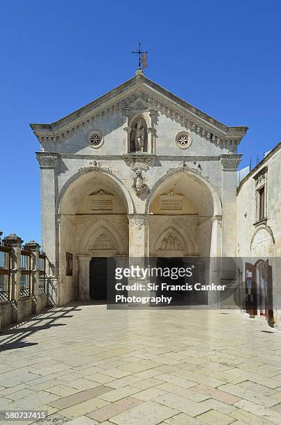 monte sant'angelo rock church entrance, italy - archangel michael 個照片及圖片檔