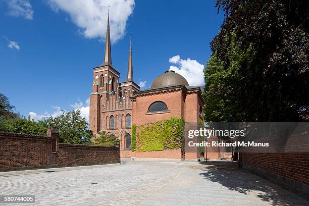 roskilde cathderal side view - kathedraal van roskilde stockfoto's en -beelden
