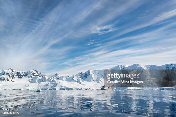 a polar research vessel in the antarctic. - pólo sul - fotografias e filmes do acervo