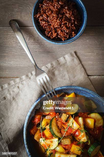 ratatouille with red wholegrain rice - ratatuia foto e immagini stock