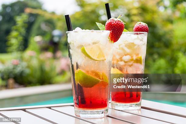 strawberry caipirinha with fresh mint and strawberry in glasses - drink stock-fotos und bilder