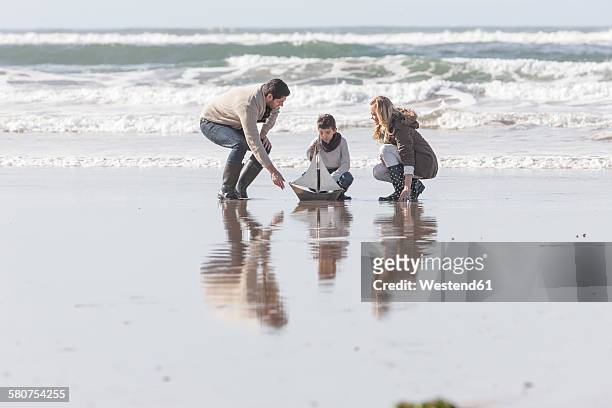 south africa, witsand, family playing on the beach - spielzeugschiff stock-fotos und bilder