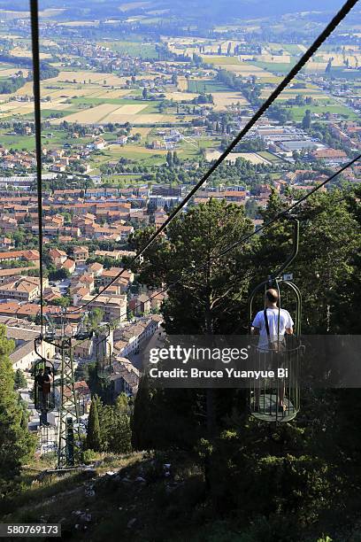 cable-car from town to top of mountain ingino - グッビオ ストックフォトと画像