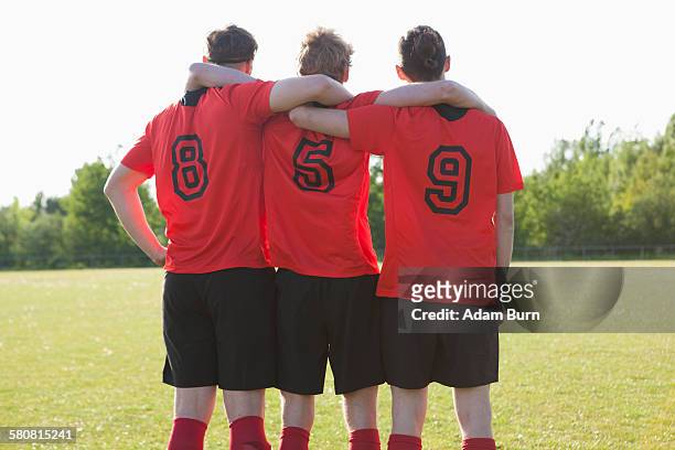 soccer players celebrating on field - trikot stock-fotos und bilder