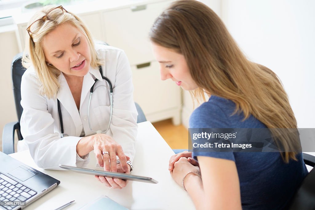 USA, New Jersey, Doctor talking to patient in office