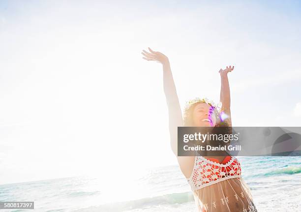 usa, florida, jupiter, young woman smiling on beach - bloemkroon stockfoto's en -beelden