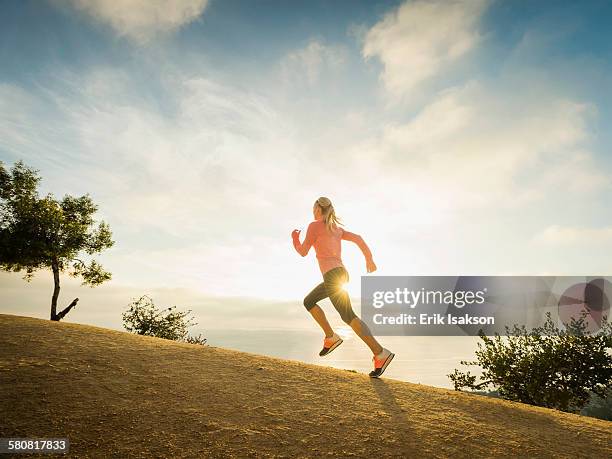 usa, california, laguna niguel, woman running in mountains - joggeuse photos et images de collection