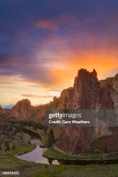 usa, oregon, smith rock state park, view of rock formation at sunset - smith rock state park stockfoto's en -beelden