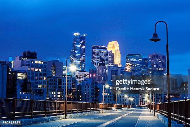 usa, minnesota, minneapolis, downtown district at night - minneapolis street - fotografias e filmes do acervo