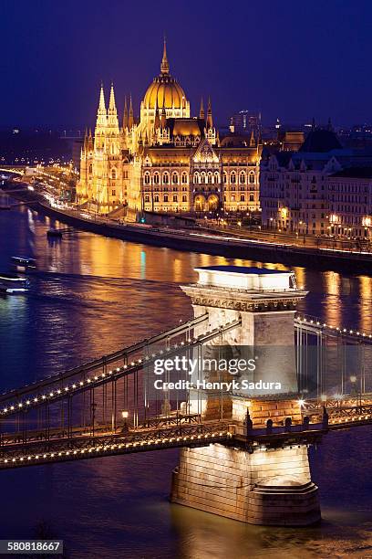 hungary, budapest, illuminated chain bridge and hungarian parliament building - hungarian parliament building stock pictures, royalty-free photos & images