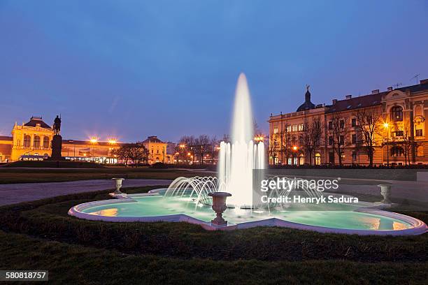 croatia, zagreb, king tomislav square, illuminated fountain at night - zagreb night stock pictures, royalty-free photos & images