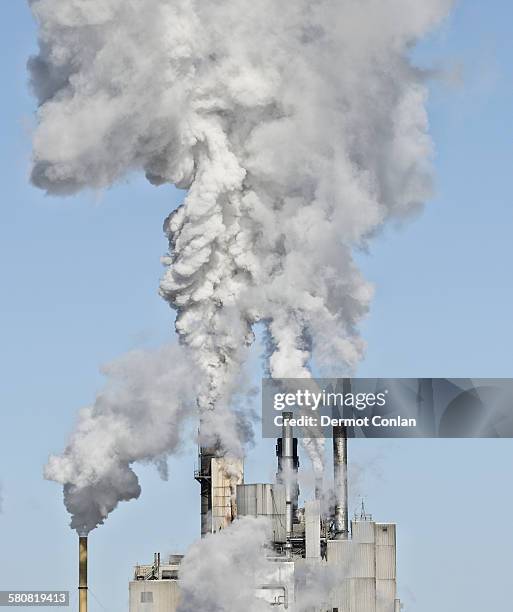 usa, new york state, ticonderoga, smoke stacks emitting smoke - emitindo - fotografias e filmes do acervo