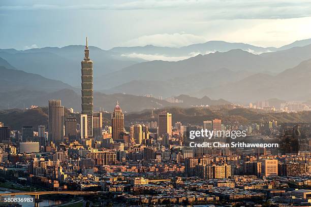 view of taipei city - new taipei city photos et images de collection