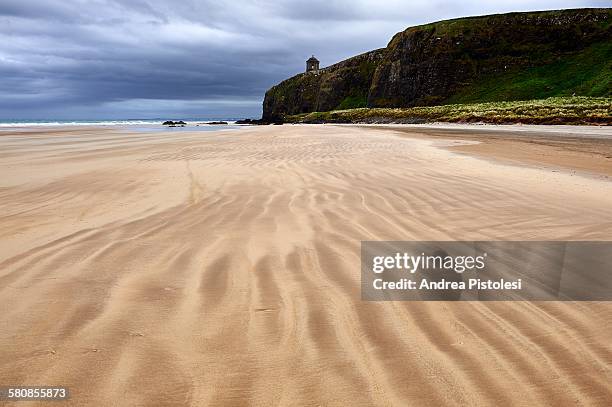 causeway coast, northern ireland - derry northern ireland stockfoto's en -beelden