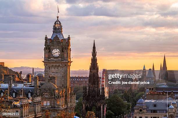 edinburgh skyline, balmoral clocktower, scotland - calle de los príncipes edimburgo fotografías e imágenes de stock