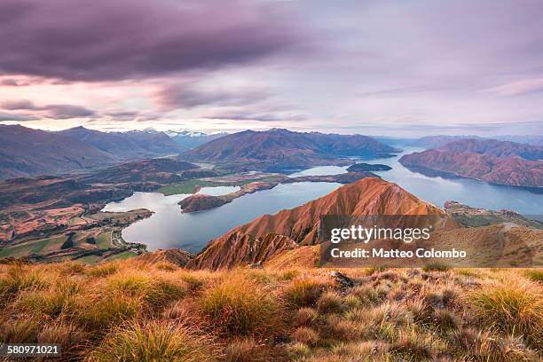 sunset over wanaka lake and mountains, new zealand - otago stock-fotos und bilder