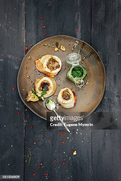 baked marrow bones with herb sauce - beenmerg bot stockfoto's en -beelden