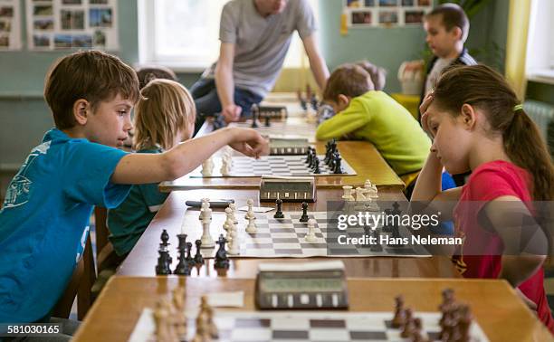 kids playing chess, indoors - chess photos et images de collection