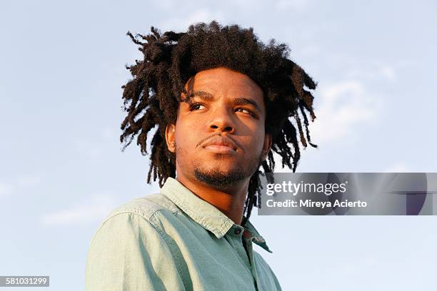 portrait of young african american man with dreads - african ethnicity photos et images de collection