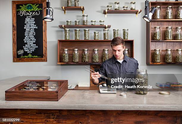 small business marijuana dispensary in oregon. - cannabis store stockfoto's en -beelden