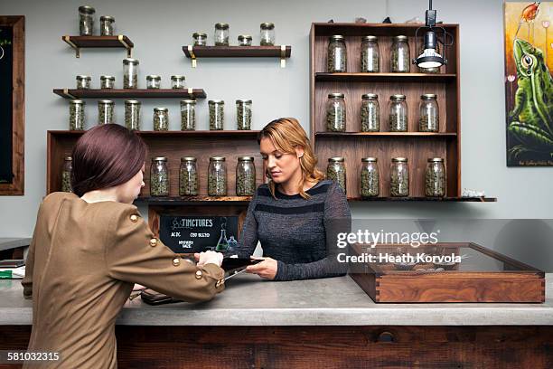 small business marijuana dispensary in oregon. - coffee shop photos et images de collection