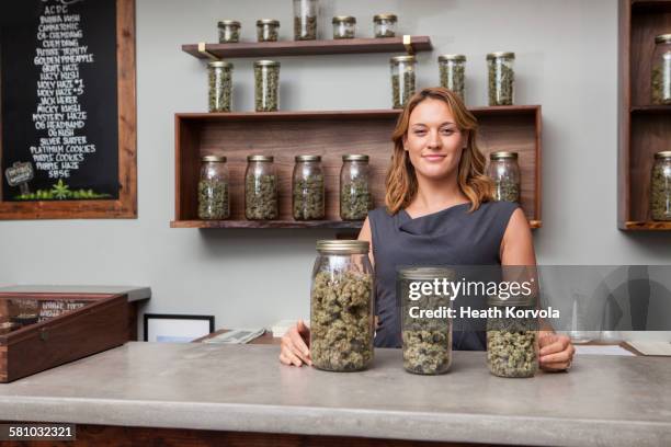 small business marijuana dispensary in oregon. - cannabis store 個照片及圖片檔