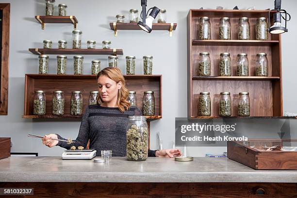 small business marijuana dispensary in oregon. - herbal medicine photos et images de collection