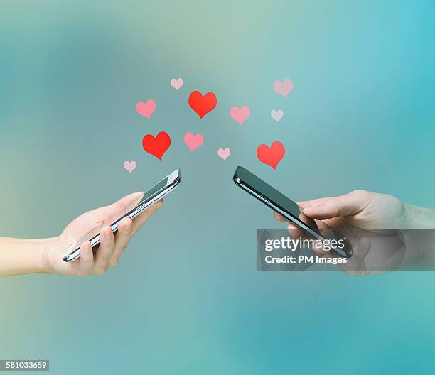 smart phone love connection - mandare un sms foto e immagini stock