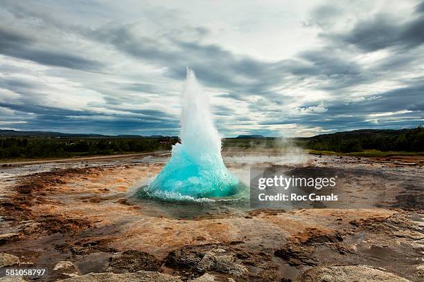 stokkur - fuente-termal fotografías e imágenes de stock
