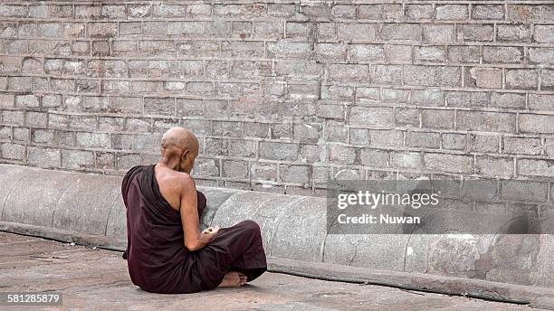 meditating monk - ruvanvelisaya dagoba stock pictures, royalty-free photos & images