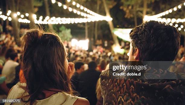 young couple enjoying in night music festival - evento de entretenimento imagens e fotografias de stock