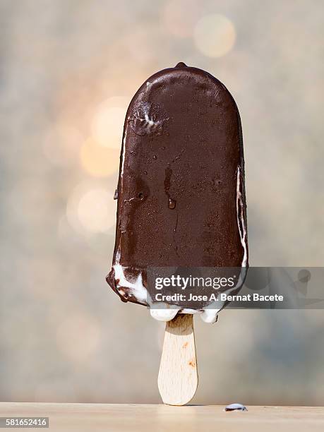 chocolate ice cream and vanilla with heat melting step - gelato al caffè e cioccolato foto e immagini stock