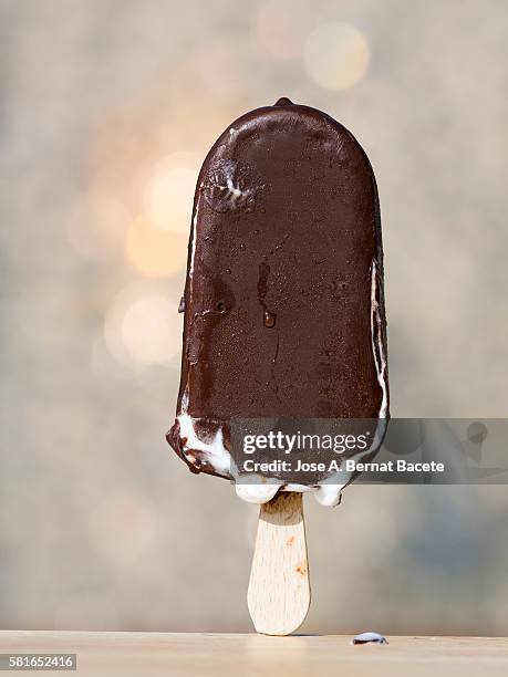 chocolate ice cream and vanilla with heat melting step - chocoladeijs stockfoto's en -beelden