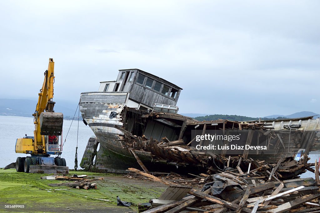 Scrapping of the sailboat in Vilagarcia port