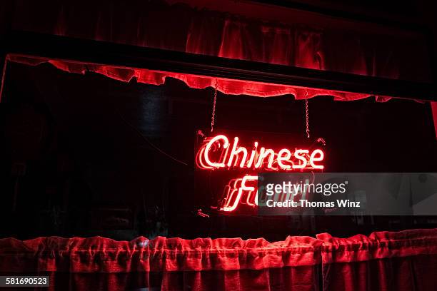 restaurant neon sign at night - comida china fotografías e imágenes de stock
