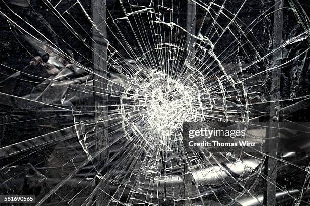 smashed store window - escaparate fotografías e imágenes de stock