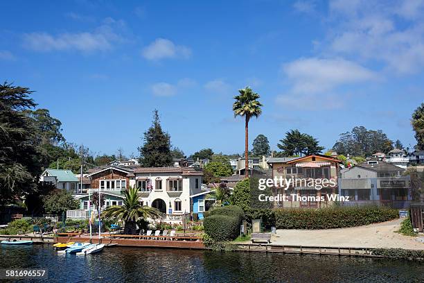 town of capitola - ribera característica de la tierra fotografías e imágenes de stock