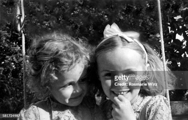 sisters on garden swing - 1950 bildbanksfoton och bilder