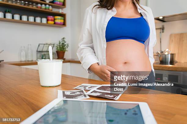 pregnant woman with ultrasound pictures - alexandra dost stock-fotos und bilder